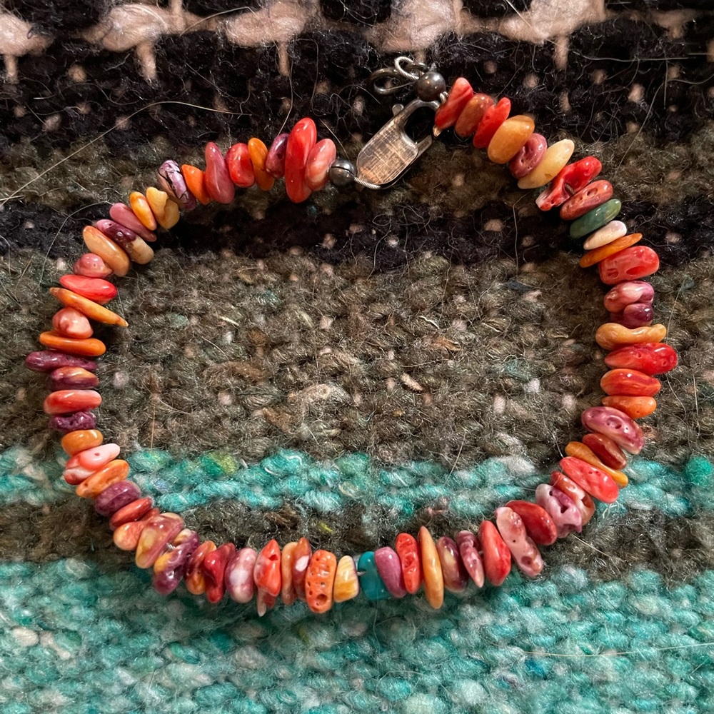 SPINEY OYSTER BEADED BRACELET
